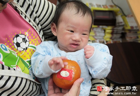 簡寶寶(新北永和區嬰兒寶寶滿月剃頭理髮、免費嬰兒剃胎毛儀式吉祥話)。中國風會場，爸媽寶貝免費穿「日中韓」古裝禮服。專業拍照、DVD光碟、證書。★購買「臍帶章、肚臍章、胎毛筆刷印章」贈送：剃頭、收涎、抓周，三選一。 2015.11.18 照片9